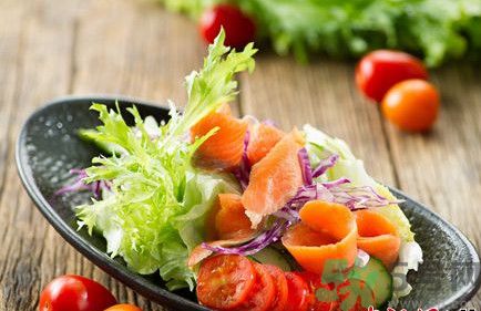 燻鮭魚沙拉怎么做？燻鮭魚沙拉的做法？