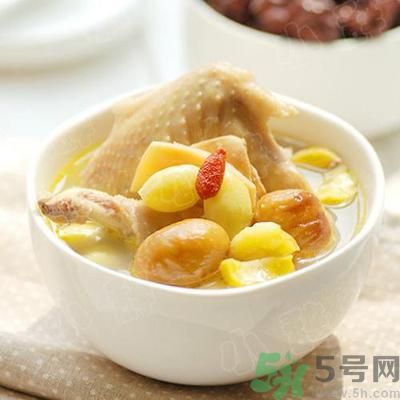 燉雞湯什么時候放鹽？燉雞湯不要先放鹽？