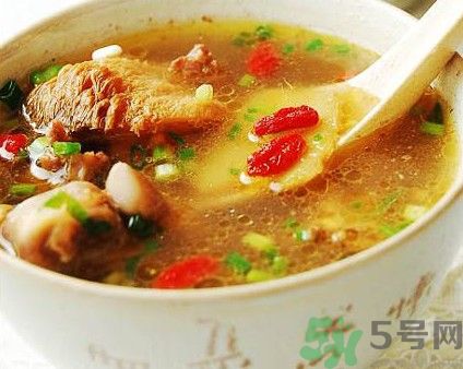 燉雞湯什么時候放鹽？燉雞湯不要先放鹽？