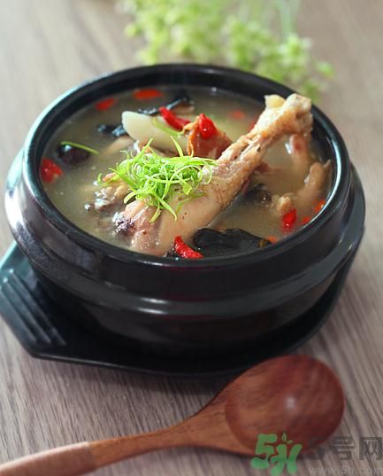 燉雞湯用冷水還是熱水？雞湯用冷水可以嗎？