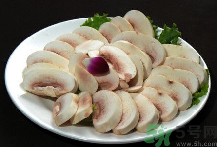 蘑菇有白毛能吃嗎？蘑菇上面長(zhǎng)了一層白毛還能吃嗎？