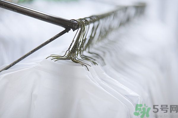 什么面料不容易皺？如何挑選不易皺的衣服？