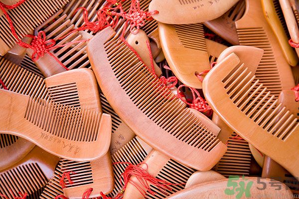 用哪種梳子不容易掉頭發(fā)？用什么梳子梳頭防掉發(fā)？