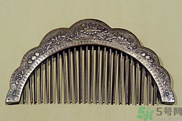 用哪種梳子不容易掉頭發(fā)？用什么梳子梳頭防掉發(fā)？