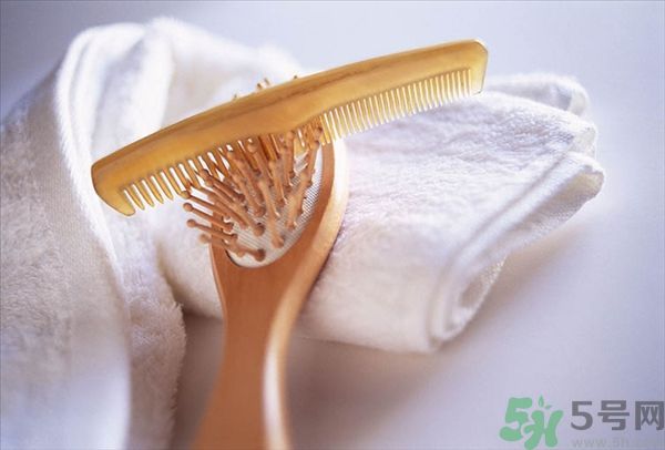 用哪種梳子不容易掉頭發(fā)？用什么梳子梳頭防掉發(fā)？