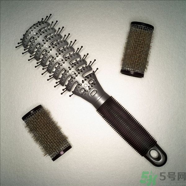 長(zhǎng)卷發(fā)應(yīng)該用什么梳子梳頭發(fā)？卷發(fā)用什么梳子最好？