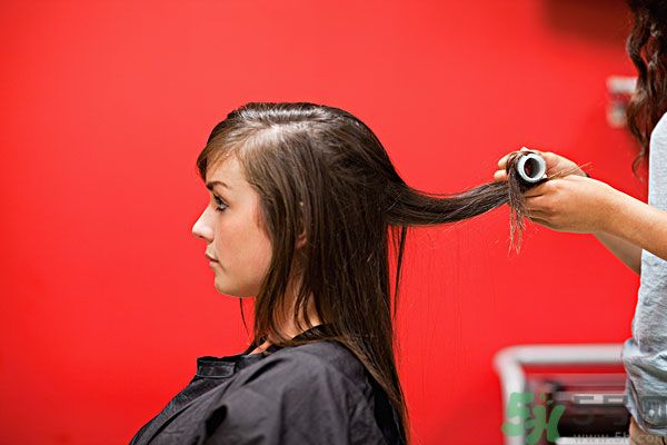 長(zhǎng)卷發(fā)應(yīng)該用什么梳子梳頭發(fā)？卷發(fā)用什么梳子最好？