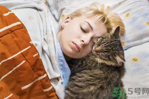 和寵物一起睡覺(jué)要注意什么？寵物睡姿有什么含義？