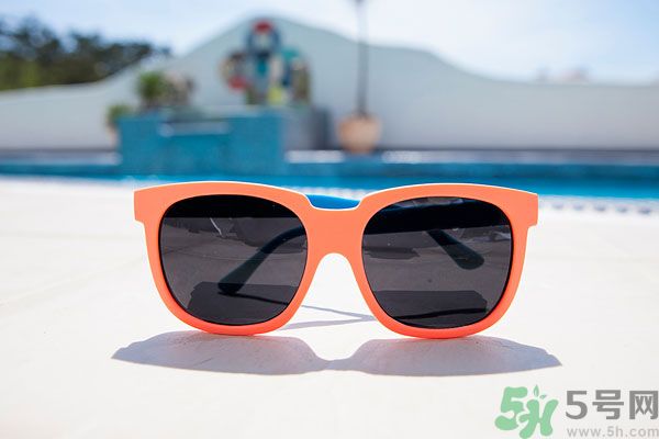 怎樣防止眼睛曬傷？怎樣挑選防曬眼鏡？