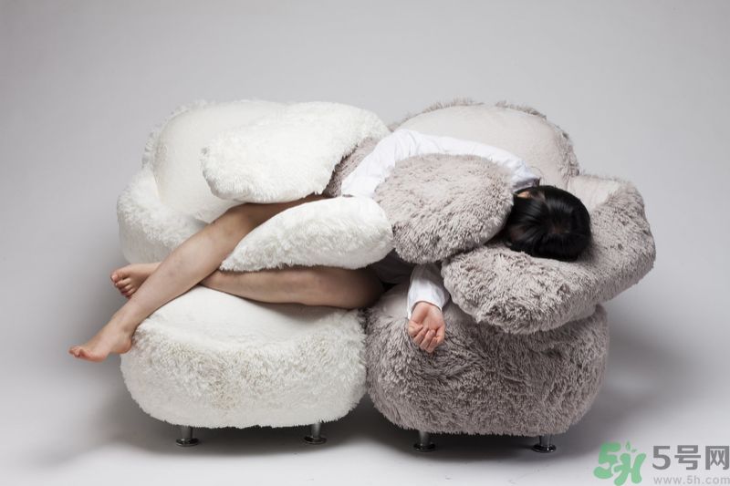 一個(gè)人適合什么樣的沙發(fā)？選購(gòu)沙發(fā)要注意什么？