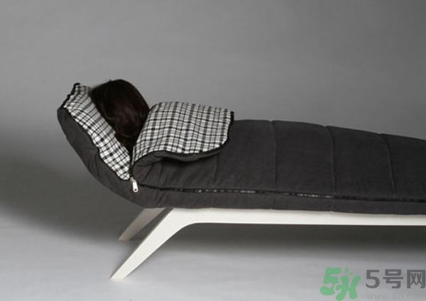 一個(gè)人適合什么樣的沙發(fā)？選購(gòu)沙發(fā)要注意什么？