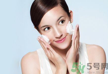 額頭出油是什么原因？額頭出油怎么辦？