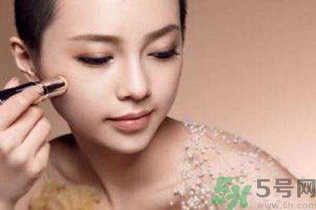 額頭出油是什么原因？額頭出油怎么辦？