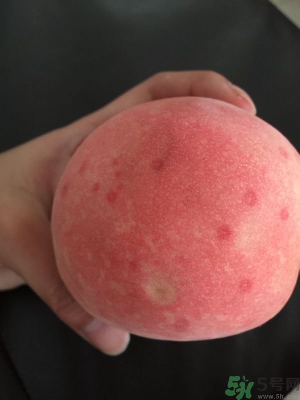 桃子上有紅點(diǎn)能吃嗎？桃子上有黑點(diǎn)可以吃嗎？