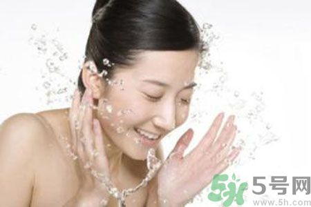 喝酒會導(dǎo)致皮膚出油嗎？皮膚出油喝酒好嗎？