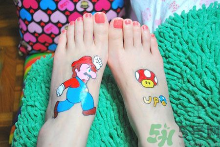 腳背上長(zhǎng)水泡很癢怎么辦？腳背上長(zhǎng)水泡是怎么回事？