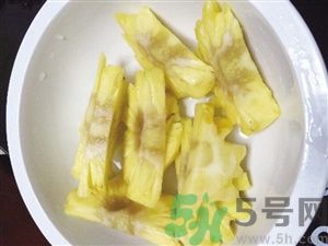 菠蘿里面發(fā)黑是為什么？發(fā)黑的菠蘿能吃嗎？