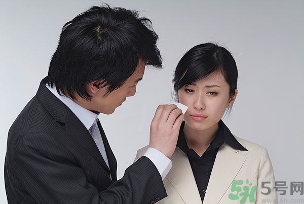 一生氣就流眼淚是怎么回事？生氣流淚怎么辦？
