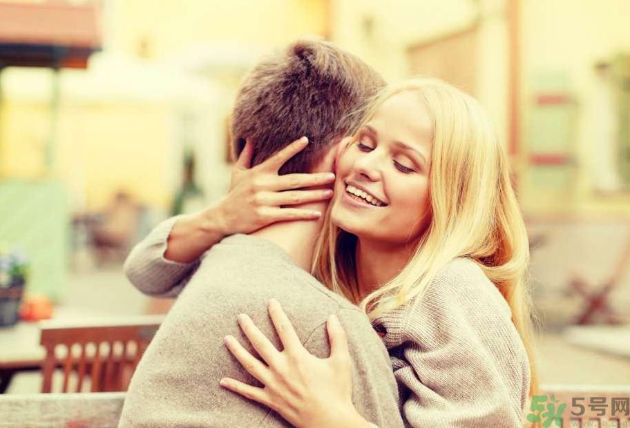 不同身高差的擁抱姿勢是怎樣的？情侶擁抱的姿勢有哪些？