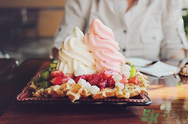 吃冰淇淋會上火嗎？吃冰淇淋長痘是怎么回事？