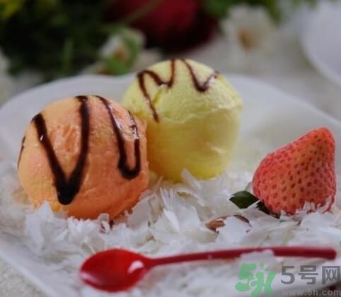 吃冰淇淋會上火嗎？吃冰淇淋長痘是怎么回事？