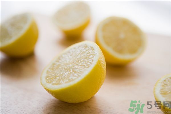 檸檬汁蛋清面粉做面膜能祛斑嗎？檸檬汁蛋清面粉能做面膜嗎？