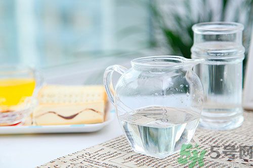 炒菜用白醋還是米醋好？白醋可以用來炒菜嗎？