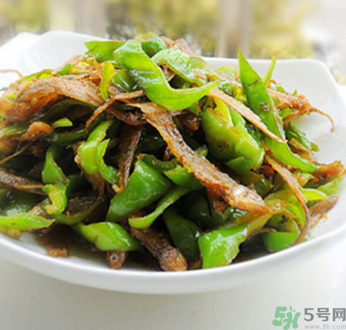 油燜干魚(yú)怎么做的？干魚(yú)怎么炒好吃？