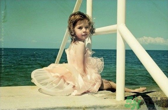 男童ktv熊抱強(qiáng)吻陪唱小姐是怎么回事？如何加強(qiáng)孩子的品德修養(yǎng)？