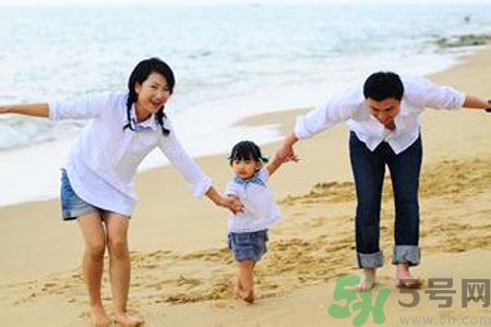 男童ktv熊抱強(qiáng)吻陪唱小姐是怎么回事？如何加強(qiáng)孩子的品德修養(yǎng)？