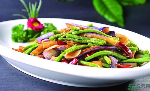 如何炒茄子不變色呢？怎么炒茄子才能不變色？