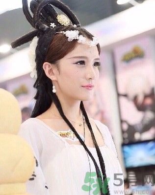 陜西最美媽媽是誰？陜西最美媽媽當(dāng)街哺乳被棄女嬰是怎么回事？