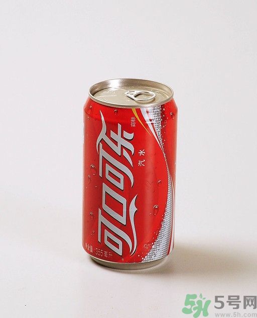 大伯仰頭喝可樂四肢癱瘓是怎么回事？喝可樂真的會(huì)癱瘓嗎？