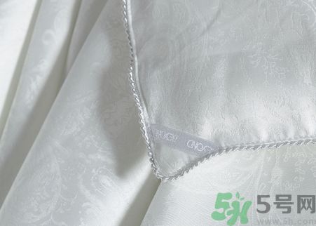 蠶絲被和羽絨被哪個好?蠶絲被和羽絨被的區(qū)別