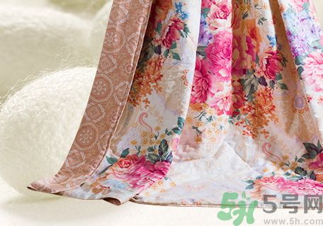 蠶絲被和羊毛被哪個(gè)好?蠶絲被和羊毛被的區(qū)別