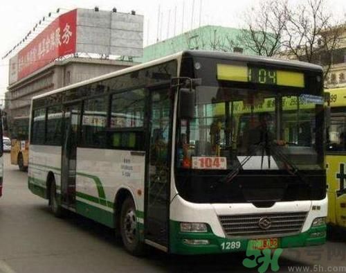 開蘭博基尼上下班的人是誰？開蘭博基尼上下班開的是哪輛公交車？