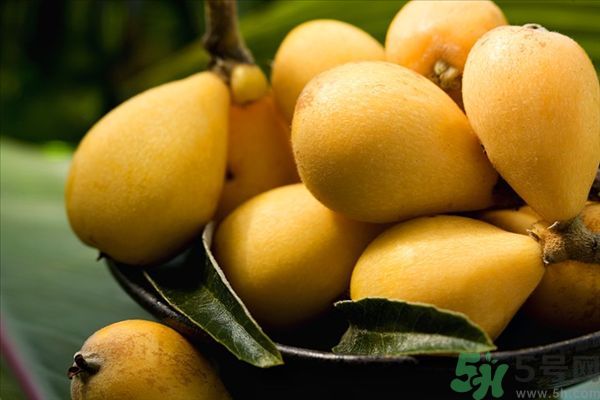 枇杷能跟百合一起煮嗎？ 枇杷能和銀耳一起煮嗎？