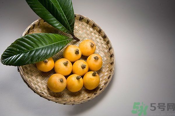 枇杷能跟百合一起煮嗎？ 枇杷能和銀耳一起煮嗎？