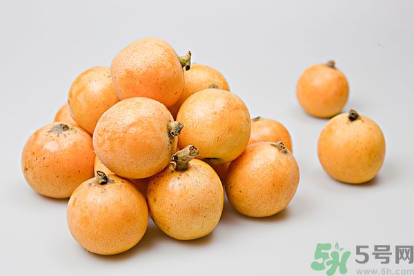 枇杷能跟百合一起煮嗎？ 枇杷能和銀耳一起煮嗎？