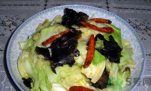 包菜可以和木耳一起炒嗎？包菜和木耳可以一起吃嗎？