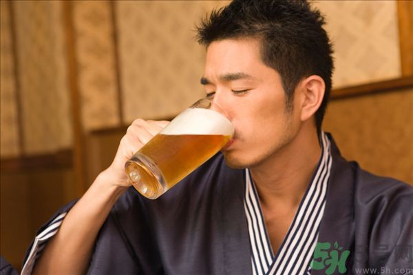 過期啤酒能喝嗎？過期啤酒喝了會怎么樣？