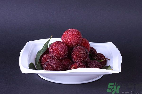 吃楊梅時(shí)可以喝茶嗎？吃楊梅時(shí)喝茶有什么壞處？