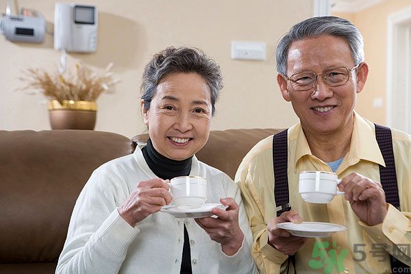 吃楊梅時(shí)可以喝茶嗎？吃楊梅時(shí)喝茶有什么壞處？