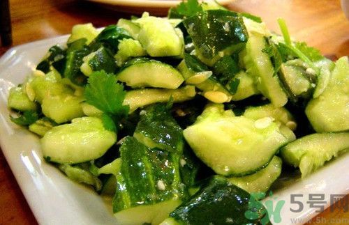 坐月子可以吃拍黃瓜嗎？坐月子可以吃生黃瓜嗎？