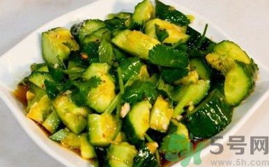 坐月子可以吃拍黃瓜嗎？坐月子可以吃生黃瓜嗎？