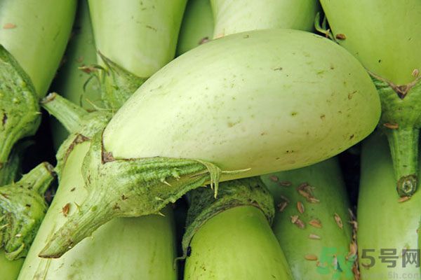 茄子里面有黑點(diǎn)能吃嗎？茄子里面黑了能吃嗎？