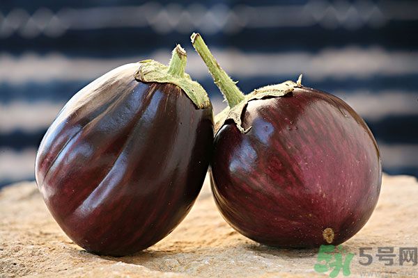茄子里面發(fā)棕色能吃嗎？茄子里面有褐色能吃嗎？