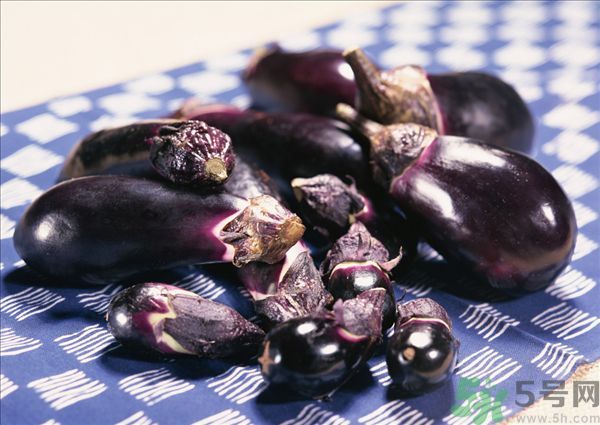 茄子里面發(fā)棕色能吃嗎？茄子里面有褐色能吃嗎？