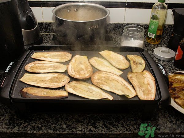 茄子里面發(fā)棕色能吃嗎？茄子里面有褐色能吃嗎？