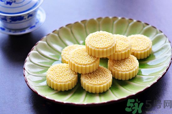 吃綠豆糕能喝啤酒嗎？吃綠豆糕喝啤酒好不好？